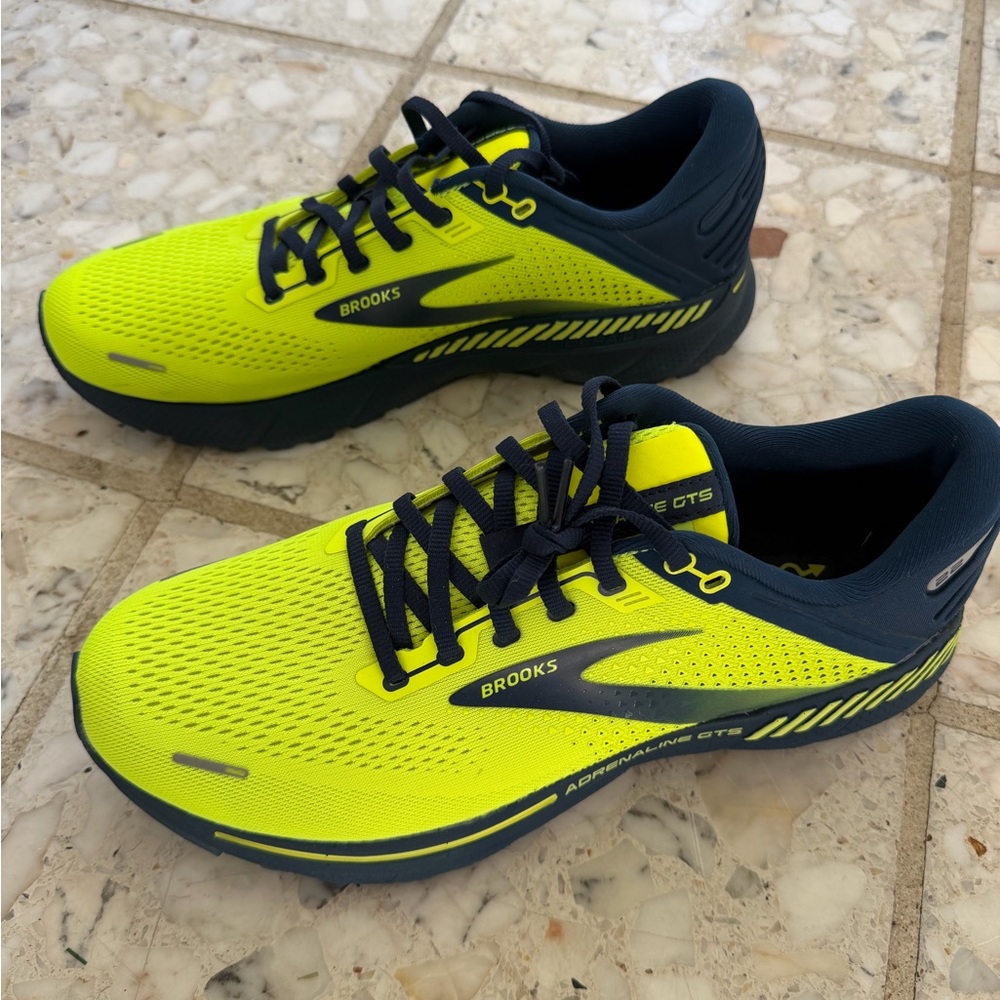 Brooks Men's Neon Yellow and Black Running Shoes